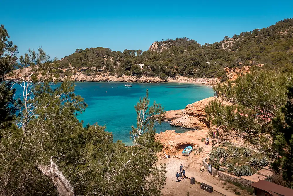 blått vatten vid en strand i utlandet_spanien